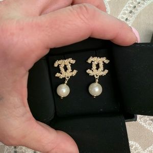 Chanel pearl earrings like new with box